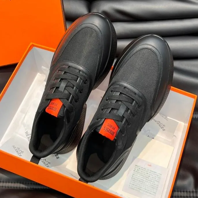 Designer Black Low-Top Giga Sneakers