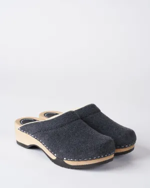 embla clog - charcoal sherpa