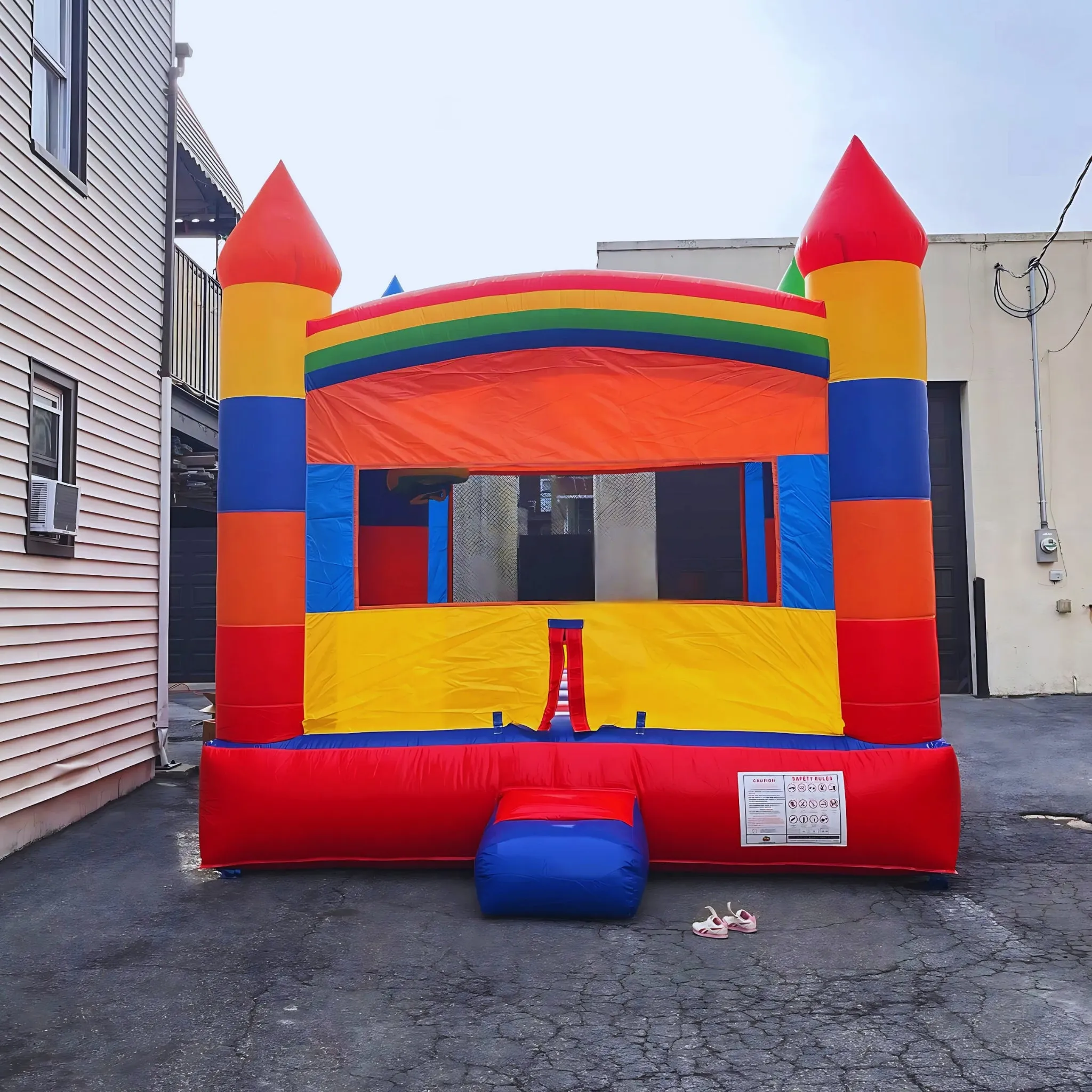 Lightweight Rainbow Bounce House