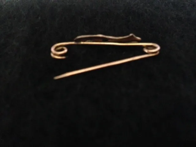 Stock or Bar Pin  9ct Diminutive Running Fox on Safety Pin Form