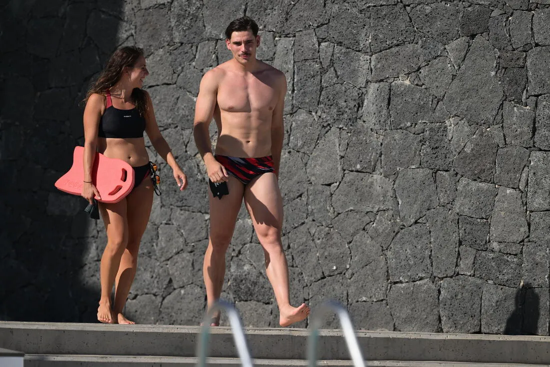 SWIMMING POOL KICKBOARD