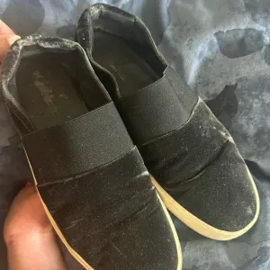 Vince velvet sneakers size 8